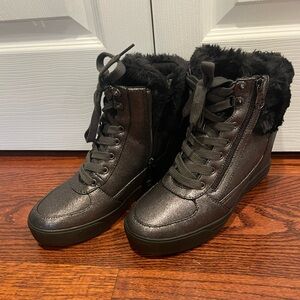 GUESS Women’s Silver Metallic Dustyn Sneakers Size 8M